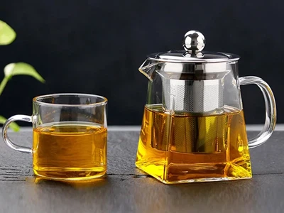 Teapota vitrea cum separators folium tea facilius purgant faciunt.